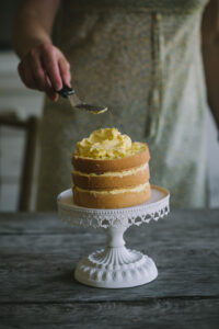 citromkrémes piskótatorta az Emlékek Íze konyhájából www.emlekekize.hu / lemon sponge cake with daisies from the Taste of Memories Hungarian country kitchen www.tasteofmemories.com
