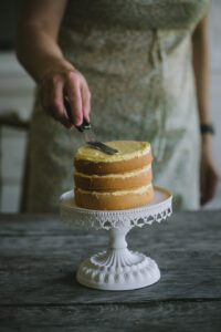 citromkrémes piskótatorta az Emlékek Íze konyhájából www.emlekekize.hu / lemon sponge cake with daisies from the Taste of Memories Hungarian country kitchen www.tasteofmemories.com