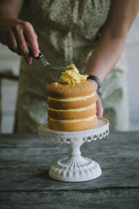 citromkrémes piskótatorta az Emlékek Íze konyhájából www.emlekekize.hu / lemon sponge cake with daisies from the Taste of Memories Hungarian country kitchen www.tasteofmemories.com