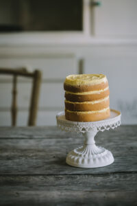 citromkrémes piskótatorta az Emlékek Íze konyhájából www.emlekekize.hu / lemon sponge cake with daisies from the Taste of Memories Hungarian country kitchen www.tasteofmemories.com