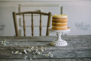 citromkrémes piskótatorta az Emlékek Íze konyhájából www.emlekekize.hu / lemon sponge cake with daisies from the Taste of Memories Hungarian country kitchen www.tasteofmemories.com