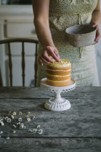 citromkrémes piskótatorta az Emlékek Íze konyhájából www.emlekekize.hu / lemon sponge cake with daisies from the Taste of Memories Hungarian country kitchen www.tasteofmemories.com