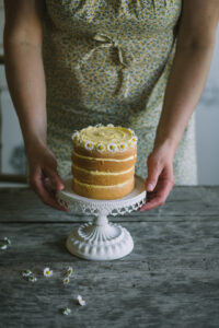 citromkrémes piskótatorta az Emlékek Íze konyhájából www.emlekekize.hu / lemon sponge cake with daisies from the Taste of Memories Hungarian country kitchen www.tasteofmemories.com
