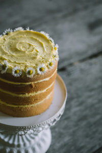 citromkrémes piskótatorta az Emlékek Íze konyhájából www.emlekekize.hu / lemon sponge cake with daisies from the Taste of Memories Hungarian country kitchen www.tasteofmemories.com