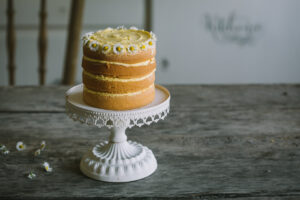 citromkrémes piskótatorta az Emlékek Íze konyhájából www.emlekekize.hu / lemon sponge cake with daisies from the Taste of Memories Hungarian country kitchen www.tasteofmemories.com
