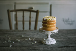 citromkrémes piskótatorta az Emlékek Íze konyhájából www.emlekekize.hu / lemon sponge cake with daisies from the Taste of Memories Hungarian country kitchen www.tasteofmemories.com