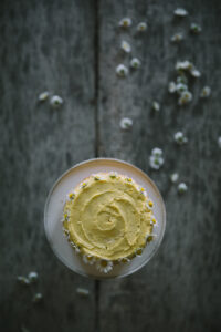 citromkrémes piskótatorta az Emlékek Íze konyhájából www.emlekekize.hu / lemon sponge cake with daisies from the Taste of Memories Hungarian country kitchen www.tasteofmemories.com
