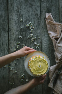 citromkrémes piskótatorta az Emlékek Íze konyhájából www.emlekekize.hu / lemon sponge cake with daisies from the Taste of Memories Hungarian country kitchen www.tasteofmemories.com