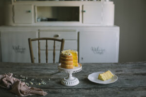 citromkrémes piskótatorta az Emlékek Íze konyhájából www.emlekekize.hu / lemon sponge cake with daisies from the Taste of Memories Hungarian country kitchen www.tasteofmemories.com