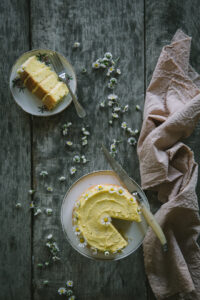 citromkrémes piskótatorta az Emlékek Íze konyhájából www.emlekekize.hu / lemon sponge cake with daisies from the Taste of Memories Hungarian country kitchen www.tasteofmemories.com