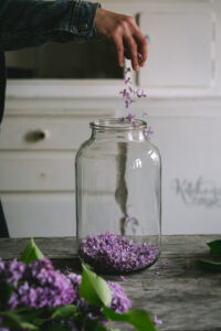 orgonaszörp az Emlékek Íze konyhájából www.emlekekize.hu / lilac syrup from the Taste of Memories Hungarian country kitchen www.tasteofmemories.com