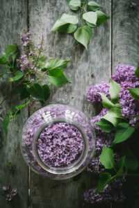 orgonaszörp az Emlékek Íze konyhájából www.emlekekize.hu / lilac syrup from the Taste of Memories Hungarian country kitchen www.tasteofmemories.com