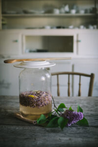 orgonaszörp az Emlékek Íze konyhájából www.emlekekize.hu / lilac syrup from the Taste of Memories Hungarian country kitchen www.tasteofmemories.com