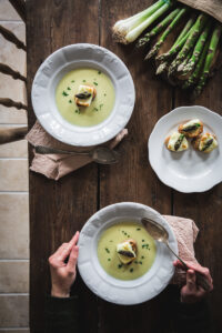 spárgakrémleves újhagymával az Emlékek Íze konyhájából www.emlekekize.hu asparagus cream soup with spring onions from the Taste of Memories Hungarian country kitchen www.tasteofmemories.com