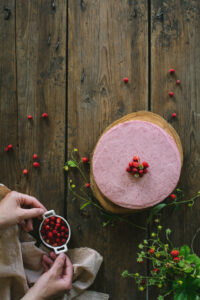erdei szamócakrémes torta az Emlékek Íze konyhájából www.emlekekize.hu // sponge cake with wild straberry cream from the Taste of Memories Hungarian country kitchen www.tasteofmemories.com