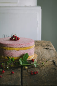 erdei szamócakrémes torta az Emlékek Íze konyhájából www.emlekekize.hu // sponge cake with wild straberry cream from the Taste of Memories Hungarian country kitchen www.tasteofmemories.com