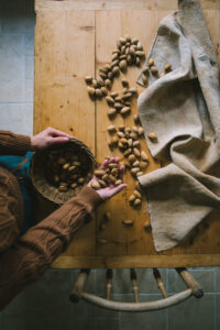 pirított sós mandula és forralt meggybor az Emlékek Íze konyhájából www.emlekekize.hu/toasted almonds and mulled cherry wine from the Taste of Memories Hungarian country kitchen www.tasteofmemories.com