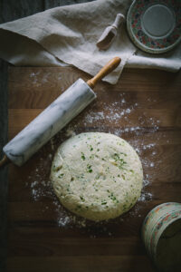 medvehagymás krumplis pogácsa az Emlékek Íze vidéki konyhájából/wild garlic and potato scones from the Taste of Memories Hungarian country kitchen www.tasteofmemories.com