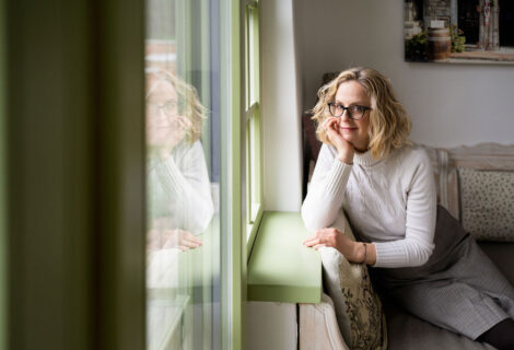 Neubauer Judit az Emlékek Íze Vendégház ablakáná