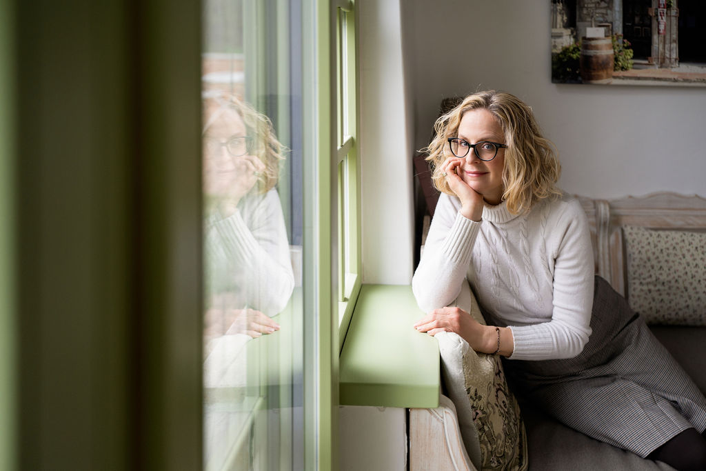 Neubauer Judit az Emlékek Íze Vendégház ablakáná
